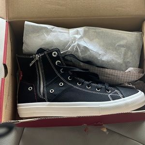 NEW IN BOX.! Levi's External-Zip Olympic Ankle Black 9.5M